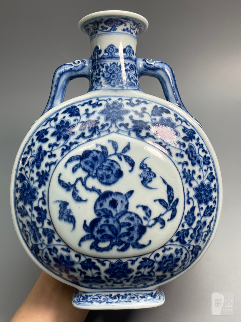 清乾隆  青花缠枝莲杏圆开光福寿纹双如意耳扁瓶 - 图7